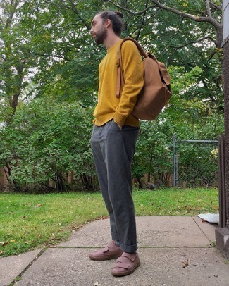 Tan Canvas Backpack Outfits For Men: Something as simple as opting for a mustard crew-neck sweater and a tan canvas backpack can potentially set you apart from the crowd. Balance your outfit with a more sophisticated kind of shoes, like these pink leather low top sneakers.