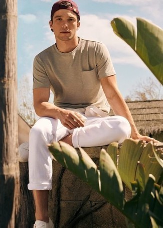 Beige Crew-neck Sweater Casual Outfits For Men: This laid-back pairing of a beige crew-neck sweater and white jeans can go different ways depending on the way it's styled. If you're wondering how to finish off, a pair of white canvas low top sneakers is a surefire option.
