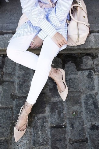 Beige Bag Outfits For Women: Why not opt for a pink crew-neck sweater and a beige bag? As well as very practical, these pieces look cool when worn together. Let your styling credentials truly shine by finishing off your outfit with beige suede ballerina shoes.