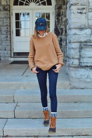 Snow Boots Smart Casual Outfits For Women: A tan crew-neck sweater and navy skinny jeans will infuse your look this cool chic vibe. Complete this ensemble with a pair of snow boots to instantly kick up the appeal of your outfit.