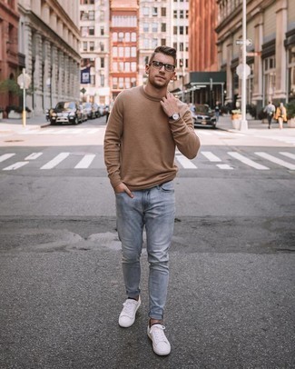 Beige Crew-neck Sweater Casual Outfits For Men: Consider teaming a beige crew-neck sweater with light blue jeans for killer menswear style. Let your sartorial skills really shine by finishing off your outfit with a pair of white canvas low top sneakers.
