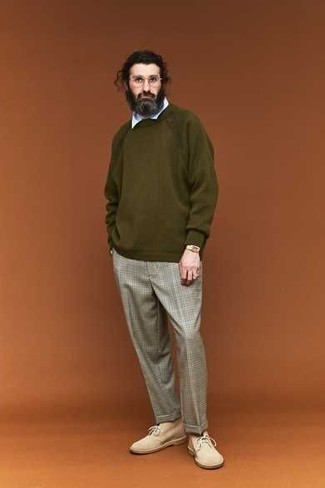 This combo of an olive crew-neck sweater and grey plaid chinos is extremely easy to do and so comfortable to sport all day long as well! When it comes to shoes, introduce beige suede desert boots to the equation.