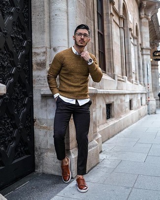 Brown Leather Low Top Sneakers Outfits For Men: A brown crew-neck sweater and black chinos are absolute menswear essentials that will integrate well within your daily fashion mix. Bring a more casual aesthetic to by wearing brown leather low top sneakers.