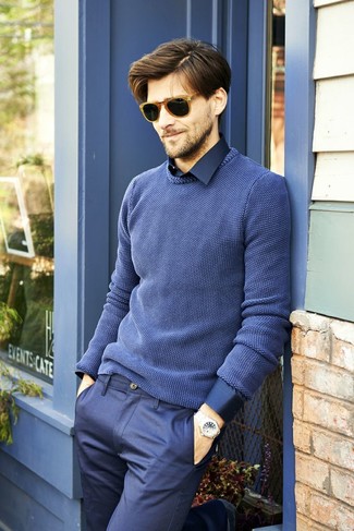 Blue Crew-neck Sweater Outfits For Men: For rugged refinement with a modern spin, consider wearing a blue crew-neck sweater and blue dress pants.