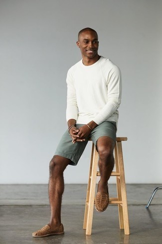 Mint Shorts Outfits For Men: A white crew-neck sweater and mint shorts are a combo that every modern gentleman should have in his off-duty sartorial arsenal. And if you want to immediately amp up your getup with footwear, why not complete this ensemble with tan woven suede loafers?