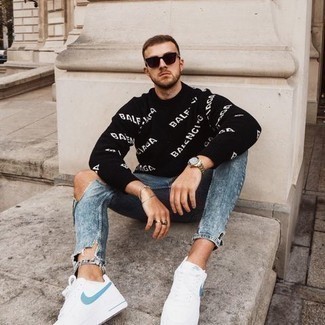 Blue Ripped Skinny Jeans Outfits For Men: Showcase that you do off-duty like a pro in a black and white print crew-neck sweater and blue ripped skinny jeans. Rounding off with a pair of white and blue canvas low top sneakers is the most effective way to bring a little depth to your getup.