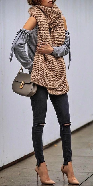 Tan Leather Pumps Outfits: This off-duty combo of a grey cutout crew-neck sweater and black ripped skinny jeans is a never-failing option when you need to look cool but have no extra time. For something more on the classier end to finish your look, complete this look with a pair of tan leather pumps.