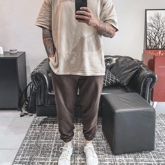 Beige Crew-neck Sweater with Sweatpants Outfits For Men (13 ideas