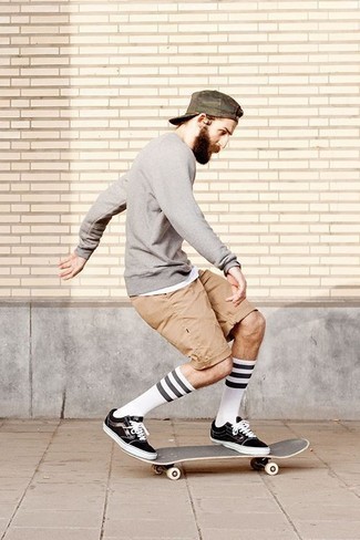 White and Navy Horizontal Striped Socks Outfits For Men: Go for a straightforward but casually cool option marrying a grey crew-neck sweater and white and navy horizontal striped socks. Take your look a more elegant path by rocking a pair of black plimsolls.