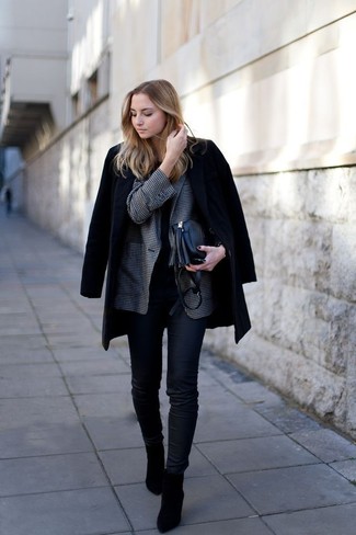Black Crew-neck T-shirt with Ankle Boots Outfits: 