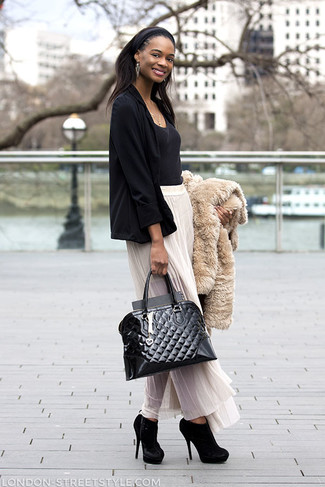 Black Quilted Leather Tote Bag Outfits: 
