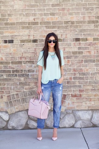 Light Blue Necklace Outfits: Why not dress in a light blue crew-neck t-shirt and a light blue necklace? As well as totally practical, these two items look amazing when worn together. If you feel like stepping it up, complement your ensemble with a pair of pink leather pumps.