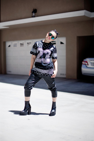 Black Print Crew-neck T-shirt Outfits For Women: A black print crew-neck t-shirt looks so great when paired with black leather capri pants in an off-duty look. Feeling bold? Change things up a bit by wearing a pair of black chunky leather ankle boots.