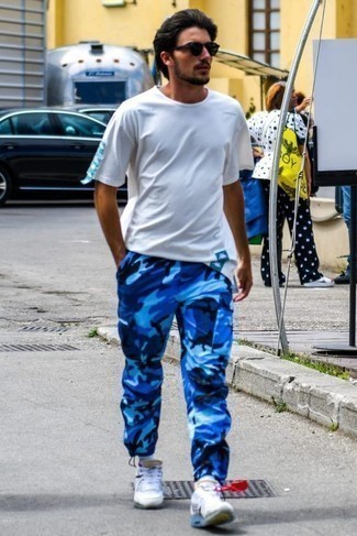 Navy Camouflage Cargo Pants Outfits: A white crew-neck t-shirt and navy camouflage cargo pants are among the key elements in any guy's well-edited off-duty sartorial collection. White athletic shoes will bring a sense of stylish nonchalance to an otherwise dressy outfit.