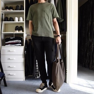 Brown Canvas Tote Bag Outfits For Men: An olive crew-neck t-shirt and a brown canvas tote bag are an urban pairing that every modern gent should have in his closet. Why not introduce a pair of black and white canvas high top sneakers to the equation for a dose of sophistication?