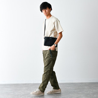 Black Canvas Messenger Bag Outfits: Extremely dapper and practical, this combo of a beige crew-neck t-shirt and a black canvas messenger bag will provide you with wonderful styling opportunities. Beige canvas low top sneakers are the most effective way to transform your look.