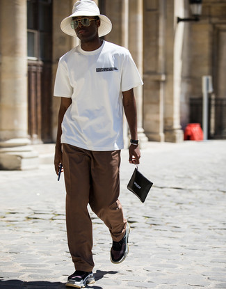 How To Wear A White Bucket Hat In Your 20s In Summer For Men 2