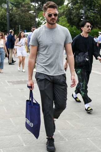 Navy Canvas Tote Bag Outfits For Men: Show off your prowess in menswear styling by combining a grey crew-neck t-shirt and a navy canvas tote bag for a bold casual outfit. Balance this ensemble with a more polished kind of shoes, like these black athletic shoes.