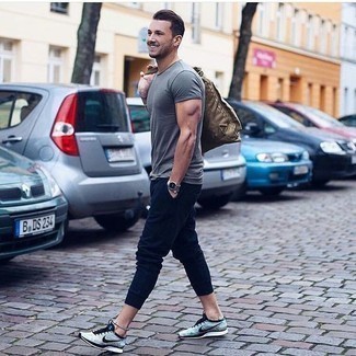Tan Canvas Tote Bag Outfits For Men: The go-to for laid-back menswear style? A grey crew-neck t-shirt with a tan canvas tote bag. Rounding off with a pair of light blue athletic shoes is a guaranteed way to add a bit of classiness to this ensemble.