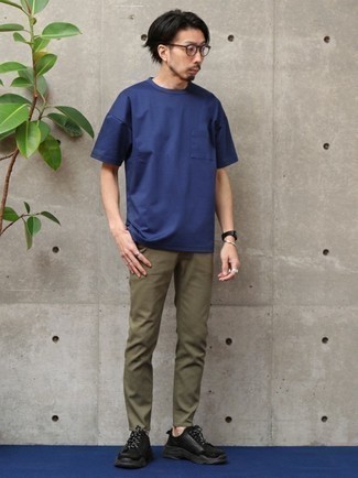 Navy and Green Crew-neck T-shirt Outfits For Men: This combination of a navy and green crew-neck t-shirt and olive chinos combines comfort and fashion. Finishing off with a pair of black athletic shoes is a surefire way to introduce a sense of stylish nonchalance to this outfit.