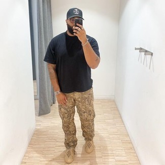 Khaki Camouflage Chinos Outfits: Effortlessly blurring the line between cool and casual, this pairing of a black crew-neck t-shirt and khaki camouflage chinos will likely become your go-to. A pair of tan athletic shoes adds a whole new dimension to this look.
