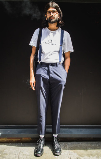 Navy Suspenders Outfits: A white and black print crew-neck t-shirt and navy suspenders are the kind of a foolproof off-duty outfit that you need when you have no time. To introduce a bit of fanciness to your outfit, complement this outfit with black leather casual boots.