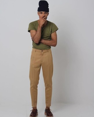 Beige Chinos with Brown Leather Derby Shoes Outfits: Fashionable and functional, this off-duty pairing of an olive crew-neck t-shirt and beige chinos delivers excellent styling opportunities. Add brown leather derby shoes to this getup to take things up a notch.