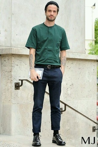 Dark Green Crew-neck T-shirt Outfits For Men: Try teaming a dark green crew-neck t-shirt with navy chinos to pull together an everyday ensemble that's full of style and character. Finishing with black leather derby shoes is a fail-safe way to breathe an added touch of class into your getup.