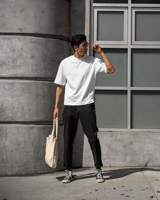 Beige Canvas Tote Bag Outfits For Men: You'll be amazed at how super easy it is for any gentleman to get dressed this way. Just a white crew-neck t-shirt paired with a beige canvas tote bag. A pair of black and white canvas high top sneakers immediately amps up the wow factor of this ensemble.