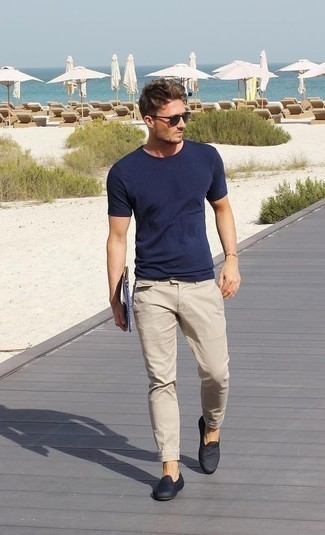 Beige Chinos Hot Weather Outfits: Putting together a navy crew-neck t-shirt with beige chinos is an on-point choice for a neat and relaxed outfit. To add some extra flair to this ensemble, complement your look with a pair of navy canvas loafers.