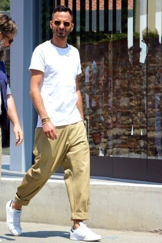 Beige Chinos Hot Weather Outfits: This relaxed combo of a white crew-neck t-shirt and beige chinos is extremely easy to put together in no time, helping you look sharp and ready for anything without spending too much time digging through your closet. Let your outfit coordination skills really shine by rounding off this getup with a pair of white canvas low top sneakers.