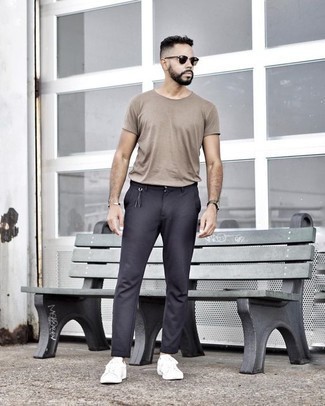 Dark Green Canvas Watch Hot Weather Outfits For Men: Go for a straightforward yet casual and cool ensemble marrying a tan crew-neck t-shirt and a dark green canvas watch. Puzzled as to how to finish off this ensemble? Finish with a pair of white canvas low top sneakers to polish it up.