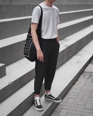 Black Print Canvas Tote Bag Outfits For Men: Wear a grey crew-neck t-shirt with a black print canvas tote bag for a neat and stylish look. Finish off with a pair of black and white canvas low top sneakers to power up this outfit.