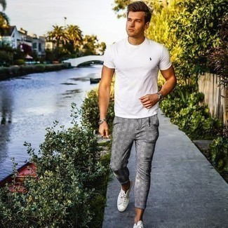 Plaid Pants Casual Hot Weather Outfits For Men: A white crew-neck t-shirt looks especially good when worn with plaid pants in a laid-back look. Add a pair of white canvas low top sneakers to the equation for a major style upgrade.