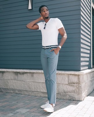 Navy and White Canvas Belt Outfits For Men: Rock a white crew-neck t-shirt with a navy and white canvas belt if you wish to look casual and cool without making too much effort. Add a confident kick to the outfit with white canvas low top sneakers.