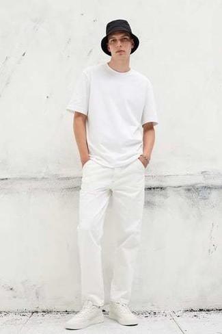 White Leather Low Top Sneakers Hot Weather Outfits For Men: When the situation allows relaxed dressing, pair a white crew-neck t-shirt with white chinos. A pair of white leather low top sneakers is a goofproof footwear style that's also full of character.