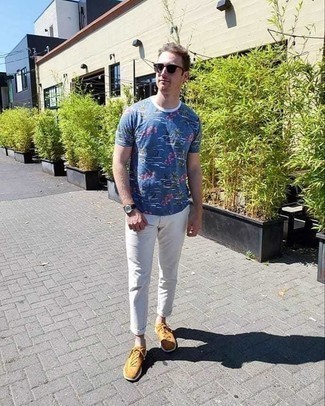 White Chinos Outfits: A navy floral crew-neck t-shirt and white chinos are indispensable menswear pieces, without which no wardrobe would be complete. The whole look comes together when you complete this outfit with tobacco suede low top sneakers.