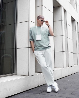 Green Crew-neck T-shirt Outfits For Men: A green crew-neck t-shirt and grey chinos work together beautifully. A pair of white canvas low top sneakers is a wonderful option to complement this getup.