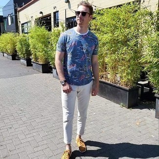 Tobacco Canvas Low Top Sneakers Outfits For Men: Swing into something casual yet trendy with a navy floral crew-neck t-shirt and white chinos. When it comes to footwear, this getup pairs brilliantly with tobacco canvas low top sneakers.