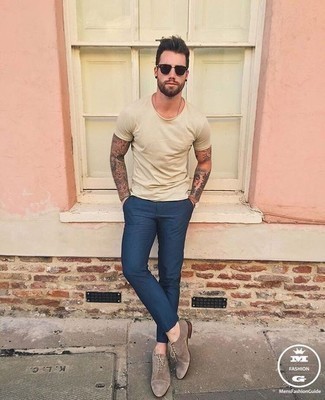 Dark Brown Suede Oxford Shoes Outfits: Demonstrate your expertise in menswear styling by wearing this relaxed casual combo of a tan crew-neck t-shirt and navy chinos. Finish with a pair of dark brown suede oxford shoes to upgrade your ensemble.