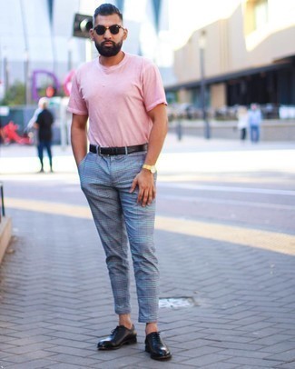 Pink Crew-neck T-shirt Outfits For Men: On days when comfort is the priority, opt for a pink crew-neck t-shirt and grey plaid chinos. A pair of black leather oxford shoes instantly amps up the wow factor of your getup.