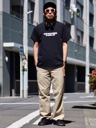 Men's Black and White Print Crew-neck T-shirt, Beige Chinos, Black Canvas Sandals, Black Baseball Cap