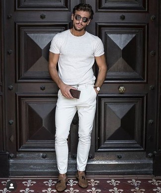 Brown Suede Tassel Loafers Smart Casual Outfits: Rock a white crew-neck t-shirt with white chinos to achieve an interesting and modern-looking casual ensemble. A pair of brown suede tassel loafers effortlessly dials up the style factor of this outfit.