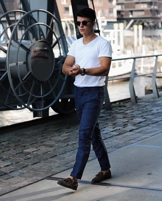 Black Sunglasses Hot Weather Outfits For Men: For a goofproof casual option, you can always rely on this combo of a white crew-neck t-shirt and black sunglasses. You know how to smarten up this outfit: dark brown suede tassel loafers.