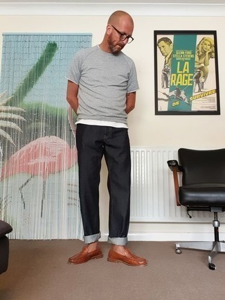 Brown Leather Loafers Outfits For Men: A grey crew-neck t-shirt and black jeans are a good outfit formula to have in your menswear collection. Feeling experimental? Spice things up by rounding off with brown leather loafers.