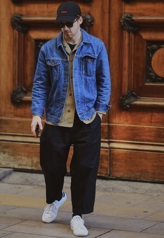 Blue Denim Jacket with Low Top Sneakers Outfits For Men: 