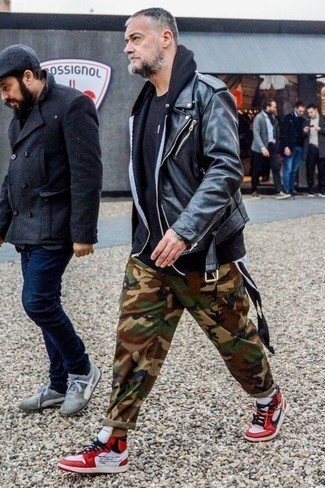 Brown Camouflage Cargo Pants Outfits: 