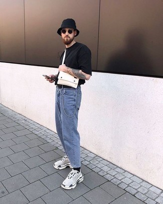 White Canvas Messenger Bag Outfits: A black crew-neck t-shirt and a white canvas messenger bag will add extra style to your casual routine. Add a pair of grey athletic shoes to your outfit for a masculine aesthetic.