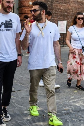 White Bandana Outfits For Men: A white crew-neck t-shirt and a white bandana make for the ultimate laid-back style for any gentleman. Green-yellow canvas high top sneakers will bring an added dose of refinement to an otherwise utilitarian look.