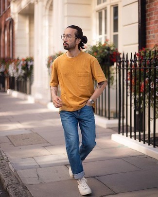 Tobacco Crew-neck T-shirt Outfits For Men: Teaming a tobacco crew-neck t-shirt with blue jeans is a good option for a casually cool look. Feeling experimental today? Shake things up by rounding off with beige canvas high top sneakers.